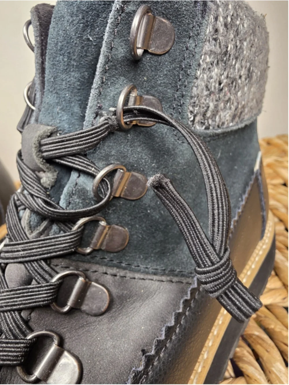TOMS Sz 8 Mesa Black Gray Suede Leather Hiking Boots Knit Cuff Lace Up Lug Sole